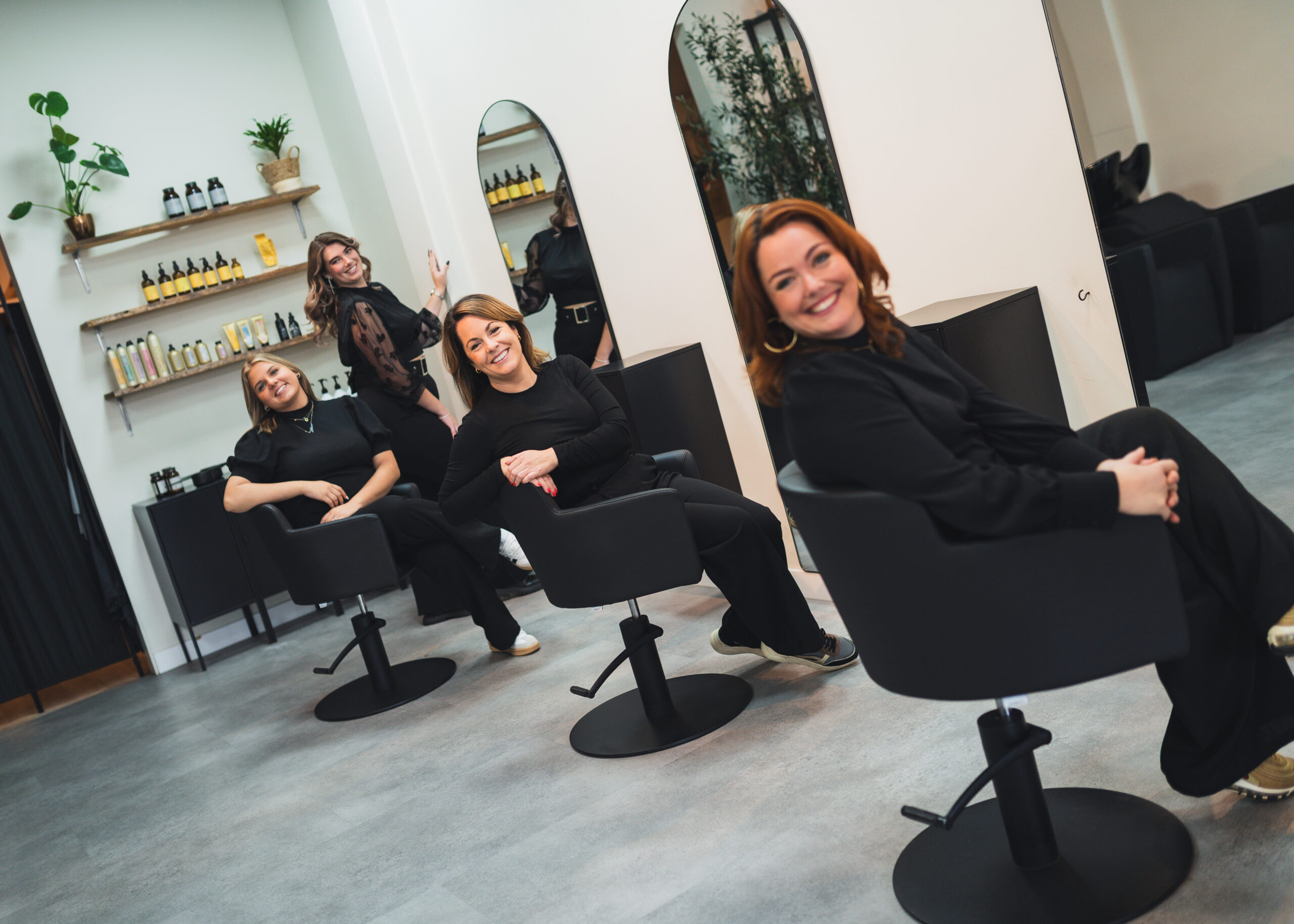 Team Atelier Puur-Haar. Spontane kapsters die verstand hebben van het duurzame kappersvak in Alkmaar Oudorp